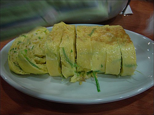 기름기가 쫘르르 흐르는 계란말이를 먹으면 입속의 매운 맛과 파내음이 사라진다 